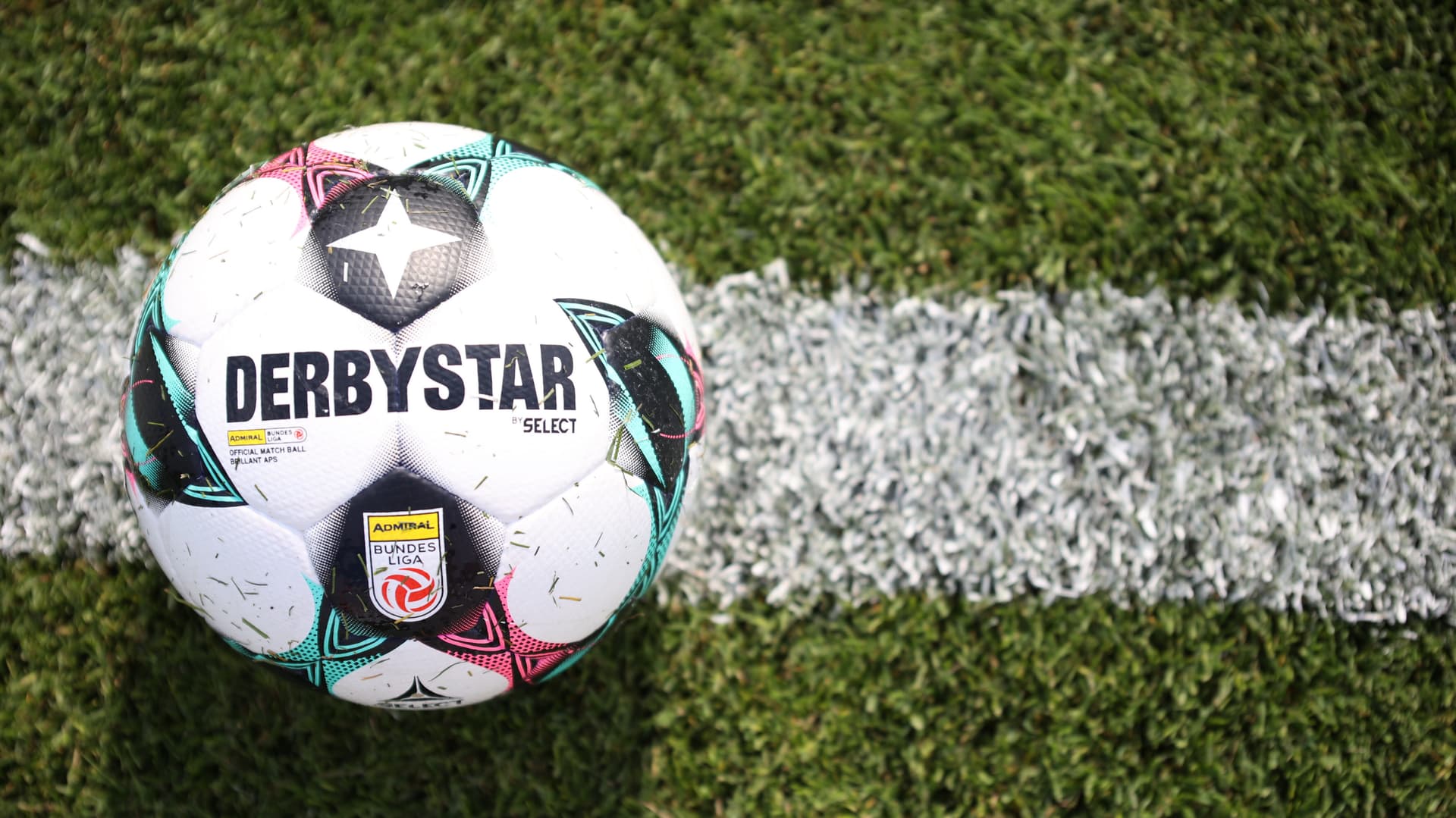 Bundesliga-Ball auf Spielfeld-Linie